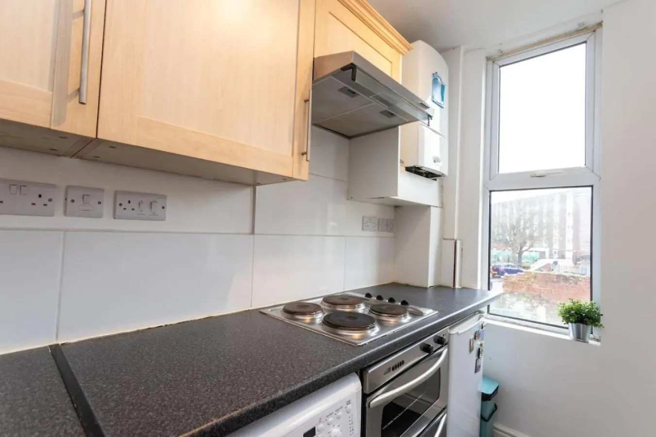 Warden Rd 2 - Contractors Long Stay By Shortstayuk Bristol